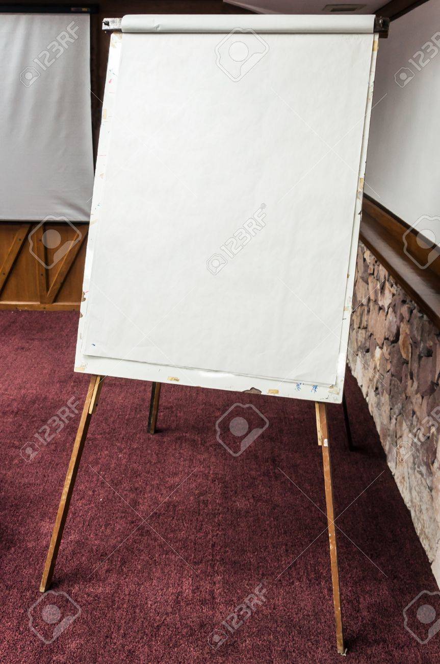 プレゼンテーションの会議室でホワイト ペーパー ボード の写真素材 画像素材 Image