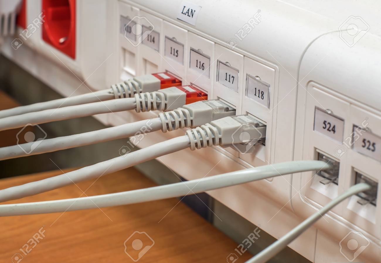 암호 화폐 및 비트 코인 채굴을 위해 서버의 데이터 센터에있는 소켓 및 커넥터에 연결된 전자 장비 와이어 및 USB 커넥터 로열티 무료  사진, 그림, 이미지 그리고 스톡포토그래피. Image 96764014