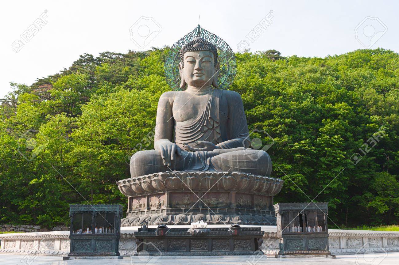 Bouddha Dans Le Temple Sinheungsa Au Seoraksan National Park Coree Du Sud Banque D Images Et Photos Libres De Droits Image