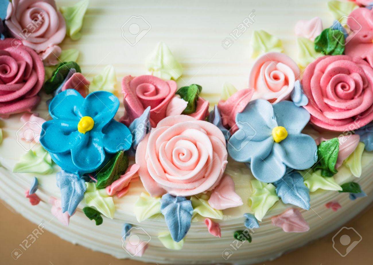 花で誕生日ケーキ の写真素材 画像素材 Image