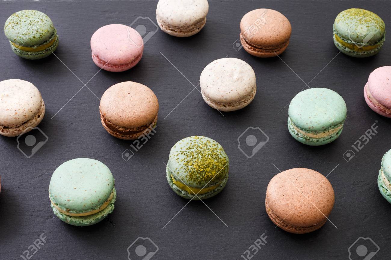 Gateau De Macarons Macaron Sucre Sur Plat Vue De Dessus Plat Fond De Nourriture Noire Banque D Images Et Photos Libres De Droits Image