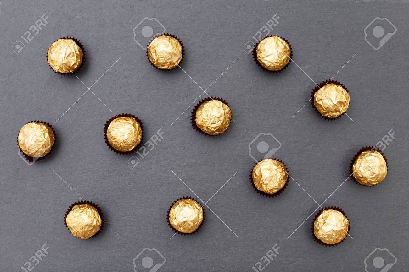 トリュフのパターン 様々 なチョコレート菓子の上面フラットが横たわっていた 黒い食べ物の背景に装飾上最小限のコンセプトです チョコレートのお菓子 トリュフ の写真素材 画像素材 Image トリュフのパターン 様々 なチョコレート菓子の上面フラットが横たわっていた 黒い食べ物の背景に装飾上最小限のコンセプトです チョコレートのお菓子 トリュフ の写真素材 画像素材 Image