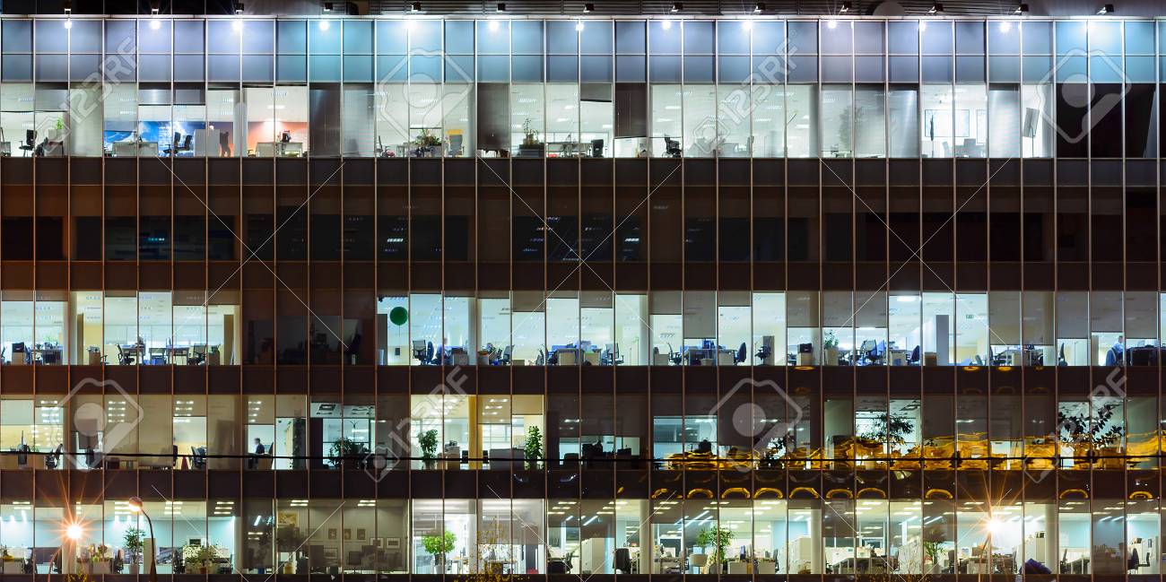 Grosse Burogebaude Fenster In Der Nacht Lizenzfreie Fotos Bilder Und Stock Fotografie Image 90516789