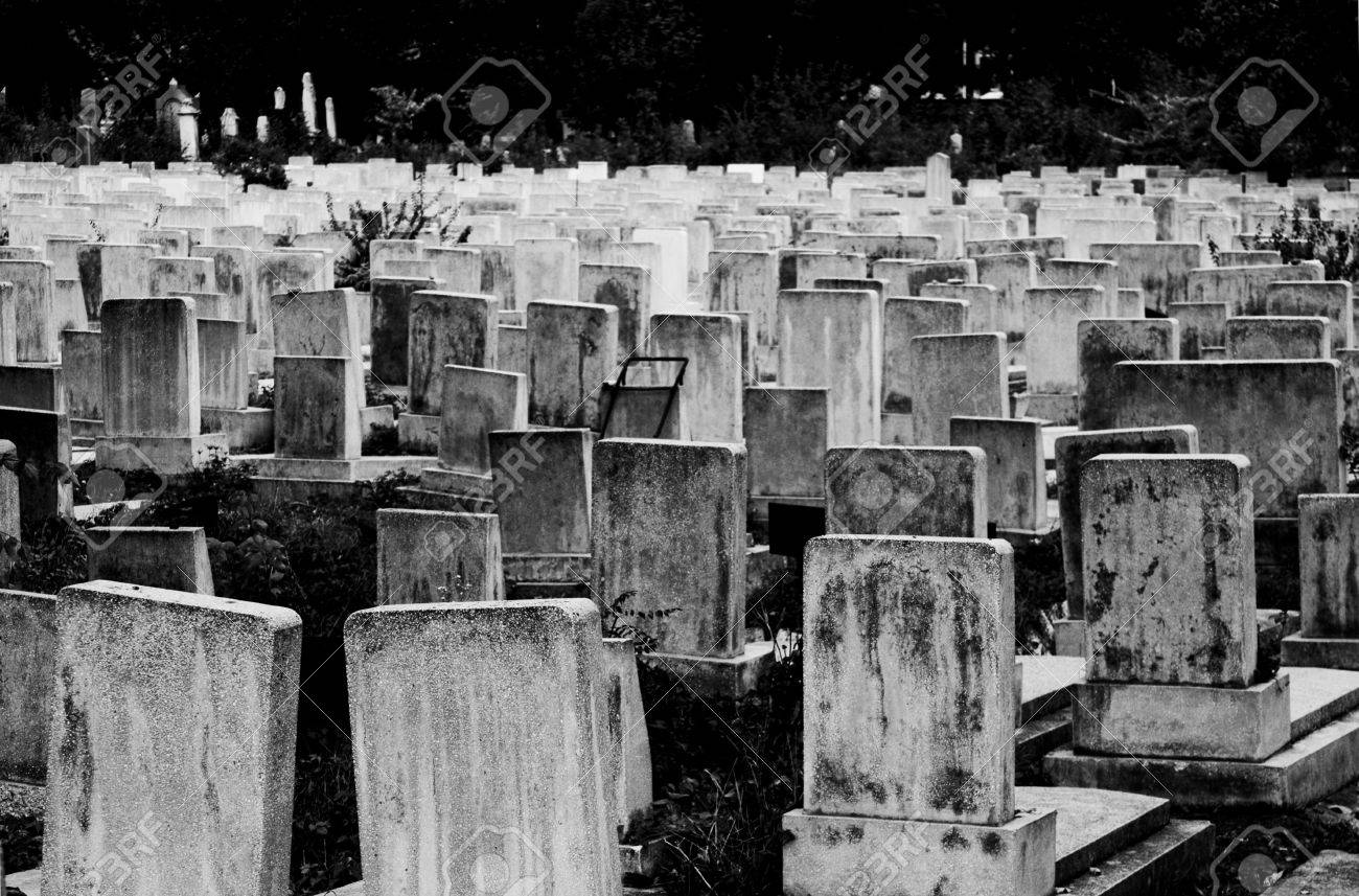 Haut Contraste De Vue En Noir Et Blanc Des Pierres Tombales Dans Un Ancien Cimetiere Juif Bonde Banque D Images Et Photos Libres De Droits Image