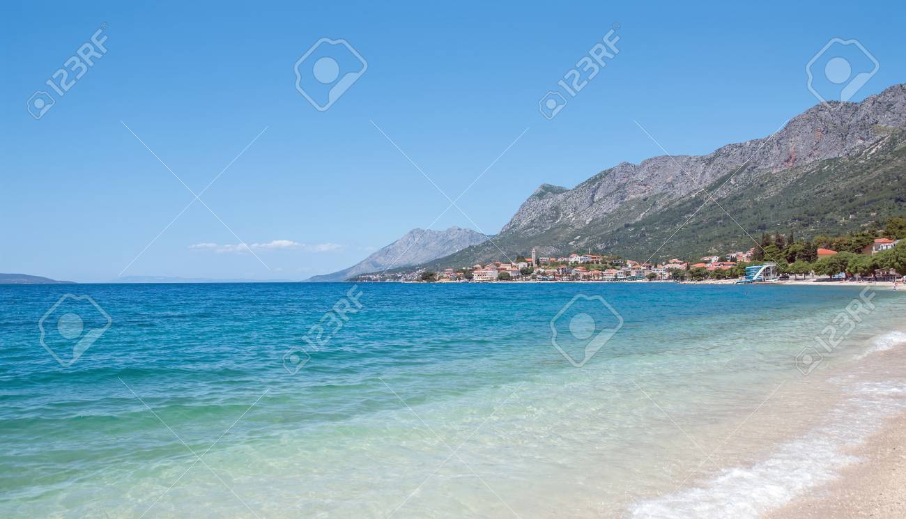 ビーチとマカルスカ リビエラ クロアチア アドリア海のクロアチア共和国の村 の写真素材 画像素材 Image