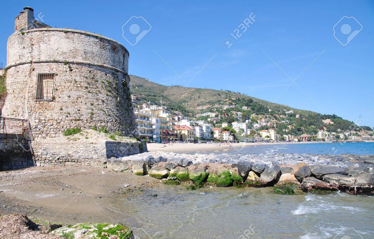 Plage Dalassio à Riviera Italienne Ligurie Italie