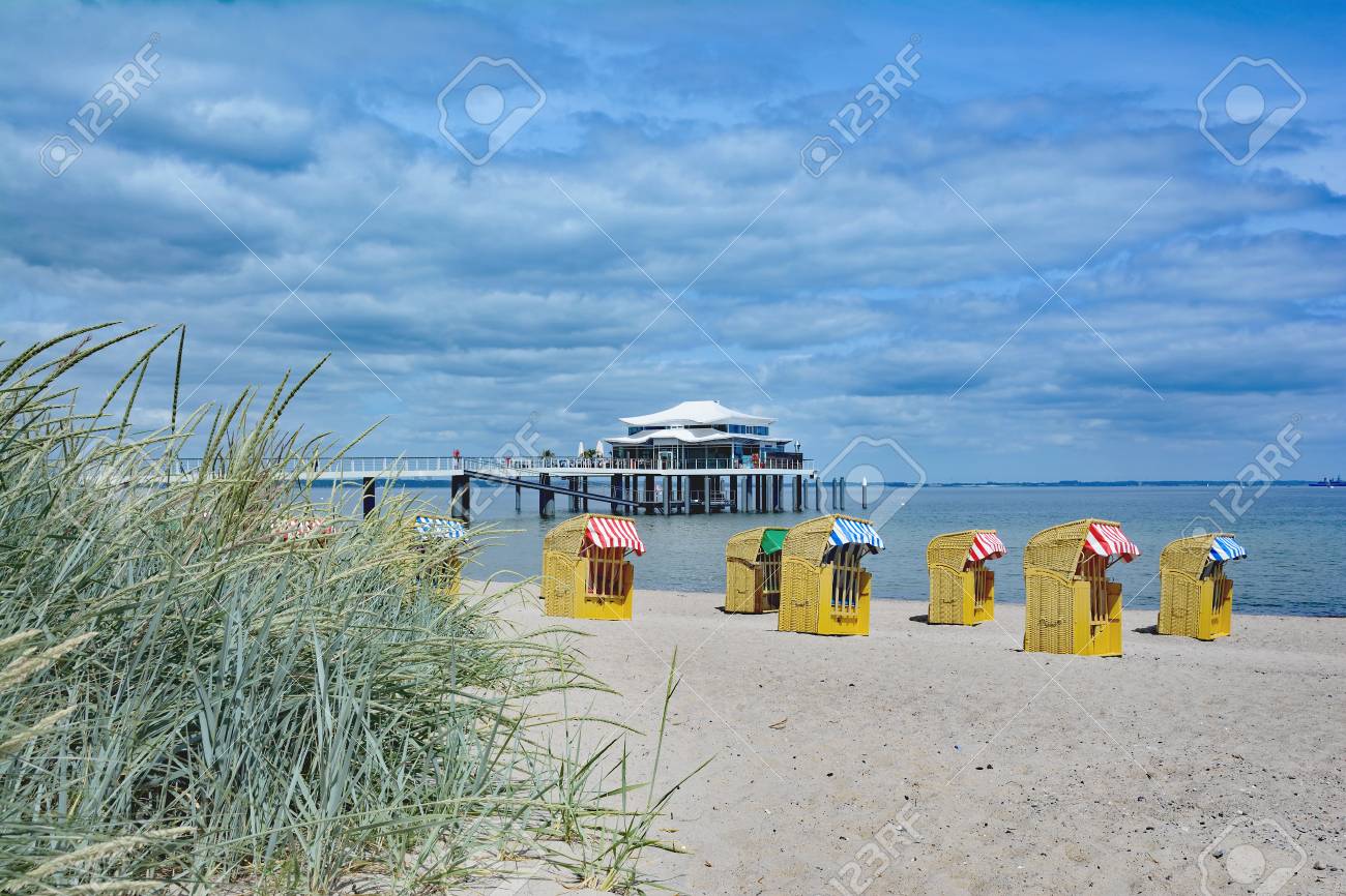 バルト海 ドイツのシュレースヴィヒ ホルシュタイン州でティメンドルファー シュトラントのビーチ の写真素材 画像素材 Image