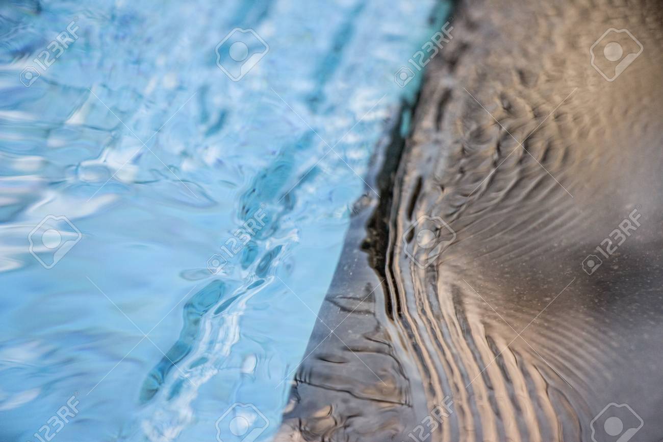 소프트 리플 및 물 표면에 걸쳐 이동하는 현재와 평화로운 풀 반사. 깨끗한 물은 가족 휴가를 즐기며 휴식을 취하기에 완벽한 곳입니다.  낮은 콘트라스트와 푸른 타일. 로열티 무료 사진, 그림, 이미지 그리고 스톡포토그래피. Image