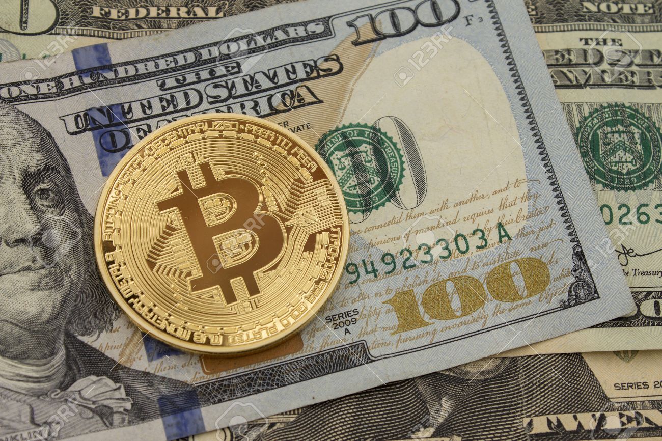 Bitcoin Y Dólar. Símbolo Del Mercado De BTC Criptomoneda Subiendo Por  Encima Del Dólar De Los Estados Unidos. Bitcoin De Oro Sobre Papel Moneda.  Copie El Espacio Para El Texto Y La