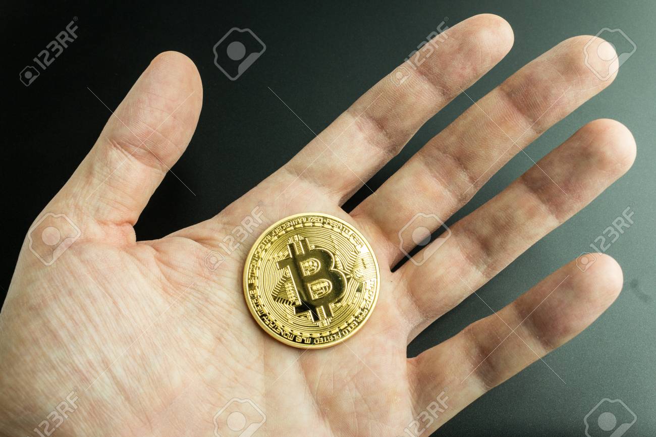 本物のビットコインを持っている手によって象徴ビットコイン投資を所有しています。BTC暗号通貨の購入と投資。の写真素材・画像素材 Image  102008407