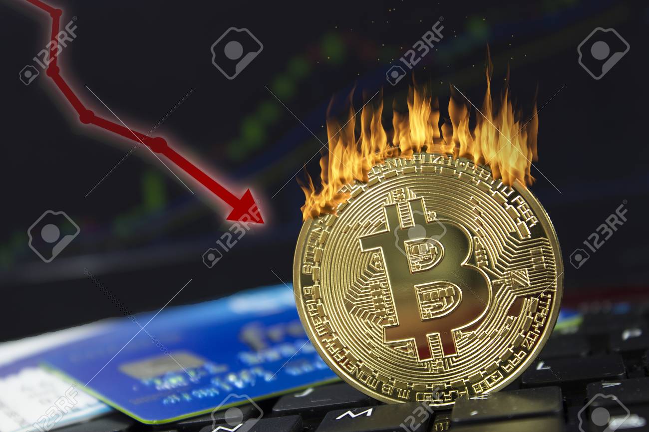 보유자들이 자신감을 잃으면서 비트코인 가격이 폭락합니다. 로열티 무료 사진, 그림, 이미지 그리고 스톡포토그래피. Image  114563504