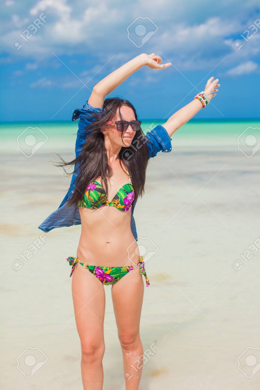 水着とデニムのジャケットを着た若いセクシーな女性はビーチで楽しい時を過す の写真素材 画像素材 Image