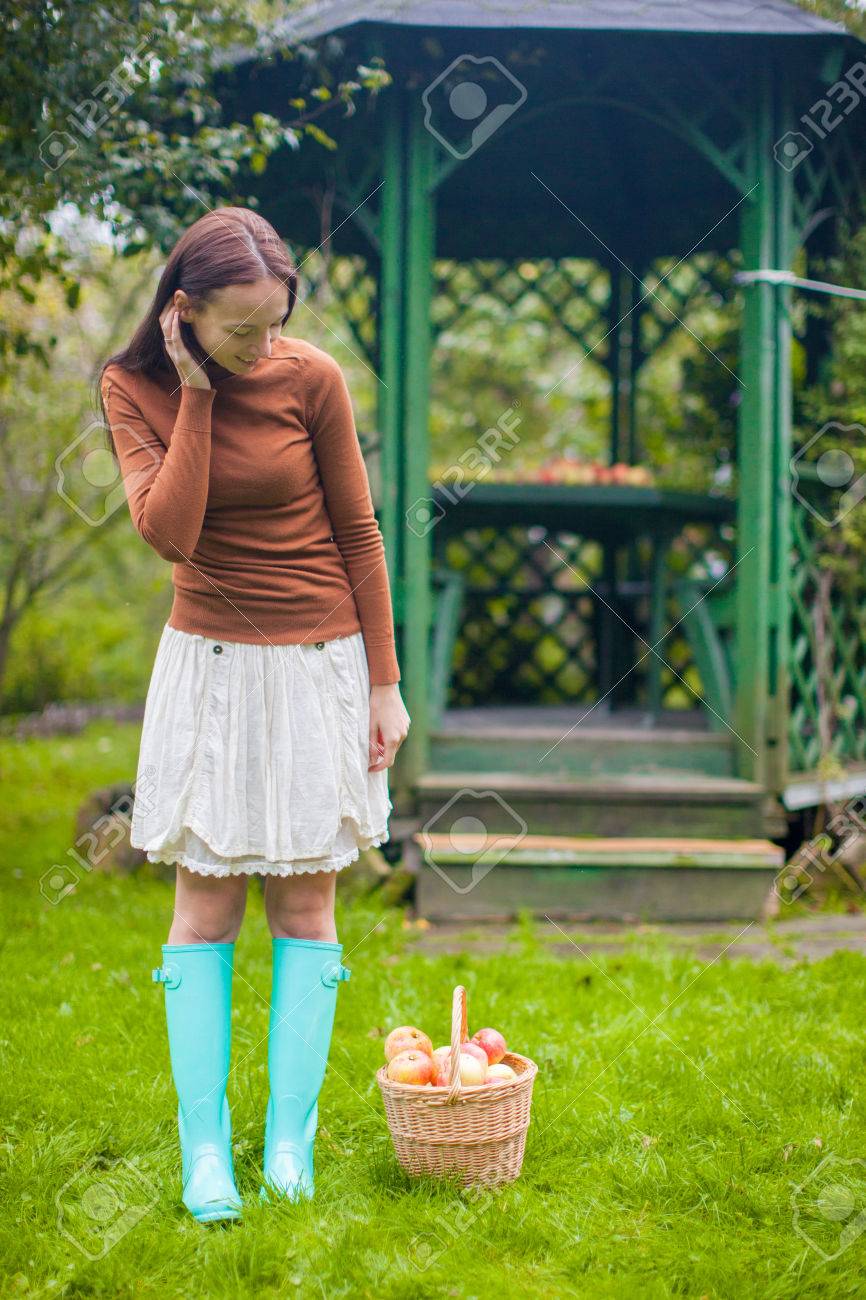 ゴム長靴と赤いりんごとバスケットの少女 の写真素材 画像素材 Image ゴム長靴と赤いりんごとバスケットの少女 の写真素材 画像素材 Image
