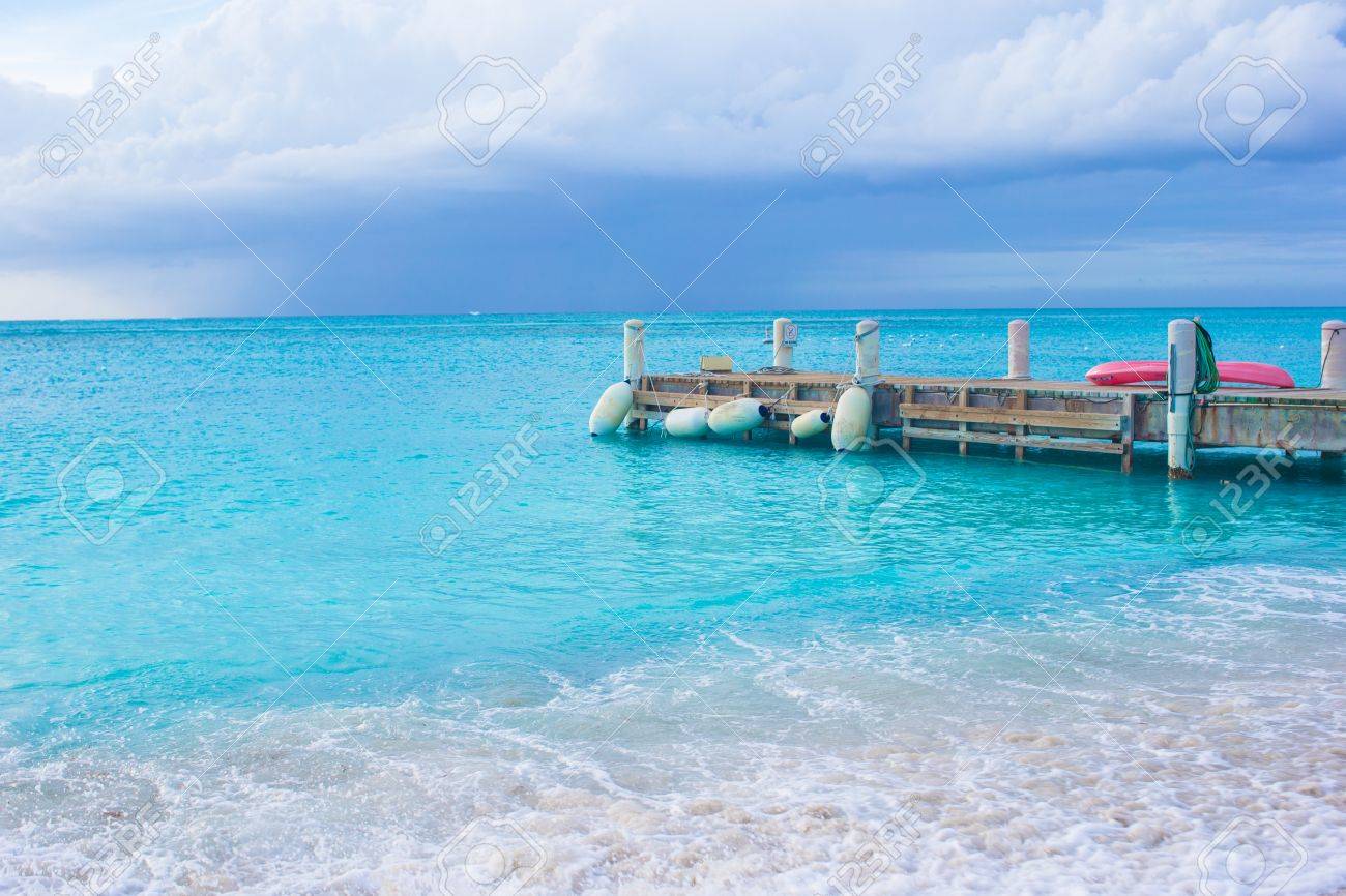 タークス カイコス諸島のカリブ海の島の桟橋を持つ完璧な白いビーチ の写真素材 画像素材 Image