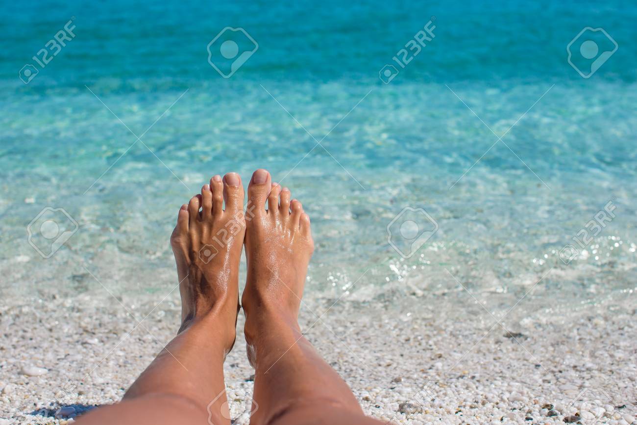 ターコイズ ブルーの海の背景を女性の足のクローズ アップ の写真素材 画像素材 Image