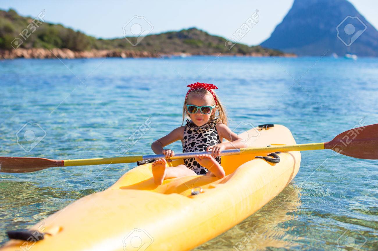 幸せなかわいい女の子は 澄んだ青い海でカヤックを楽しむ の写真素材 画像素材 Image 幸せなかわいい女の子は 澄んだ青い海でカヤックを楽しむ の写真素材 画像素材 Image