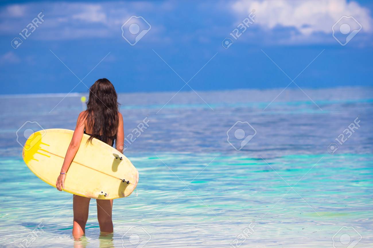 Belle Surf Surfeur Femme Pendant Les Vacances D Ete Banque D Images Et Photos Libres De Droits Image