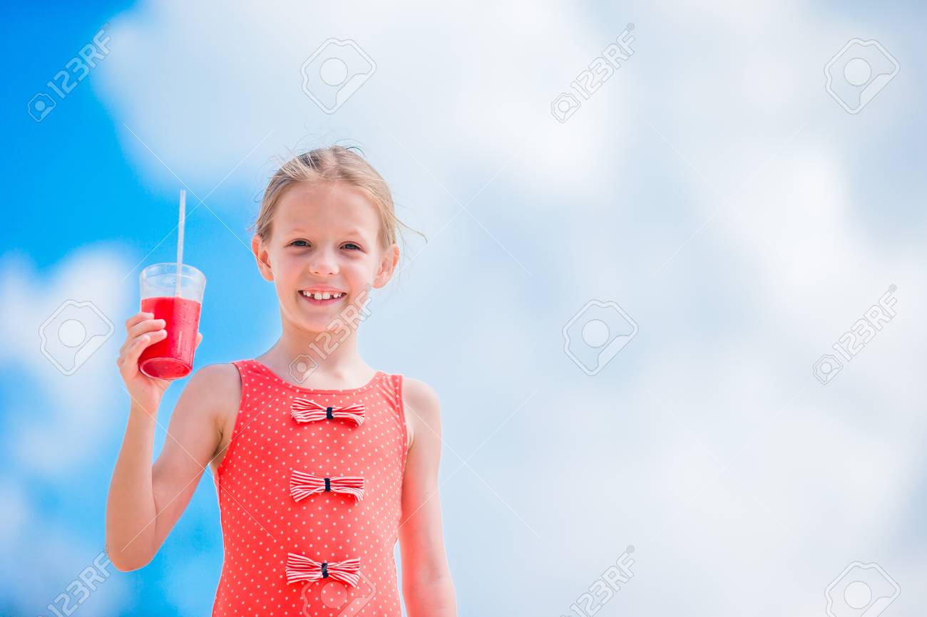 トロピカルビーチでカクテルを飲むかわいい女の子 の写真素材 画像素材 Image