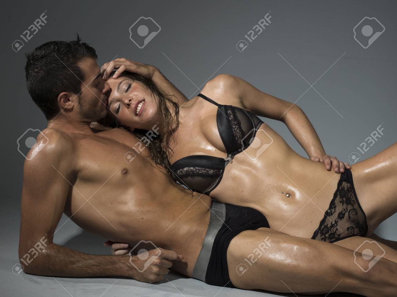 セクシーな男と女の愛の官能的なシーン の写真素材 画像素材 Image セクシーな男と女の愛の官能的なシーン の写真素材 画像素材 Image