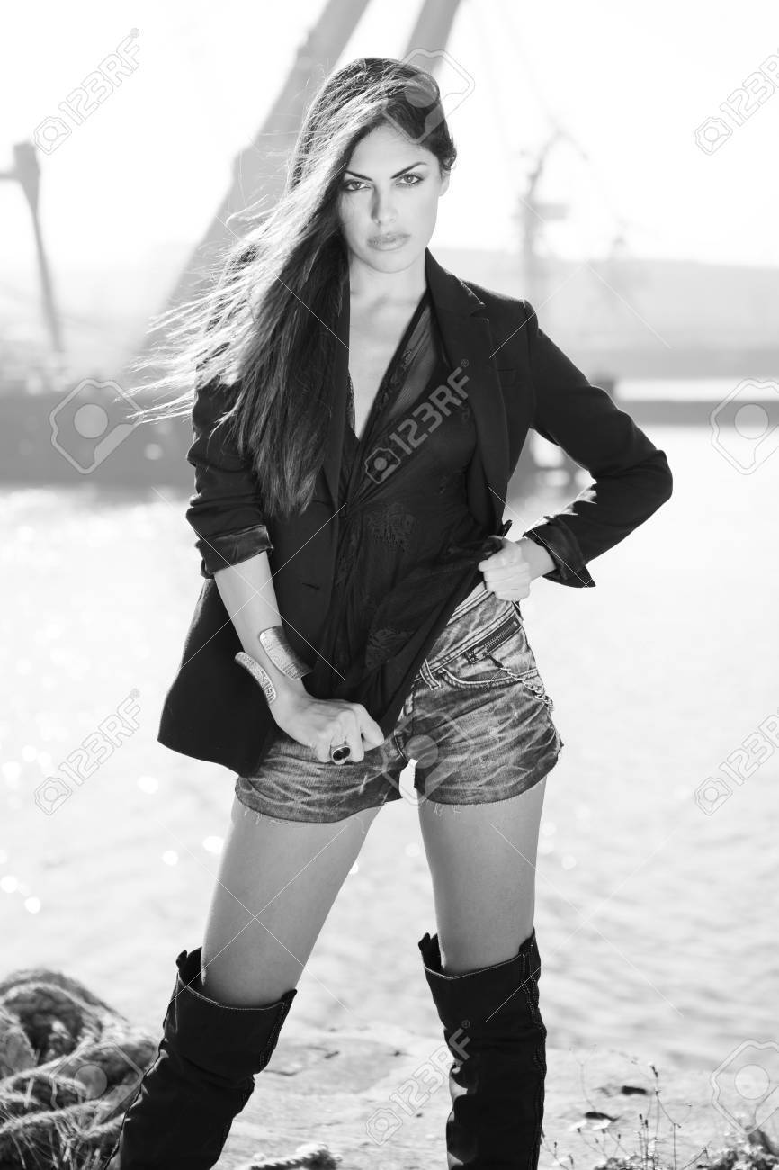 クールな服を着てファッション女性のイメージ の写真素材 画像素材 Image