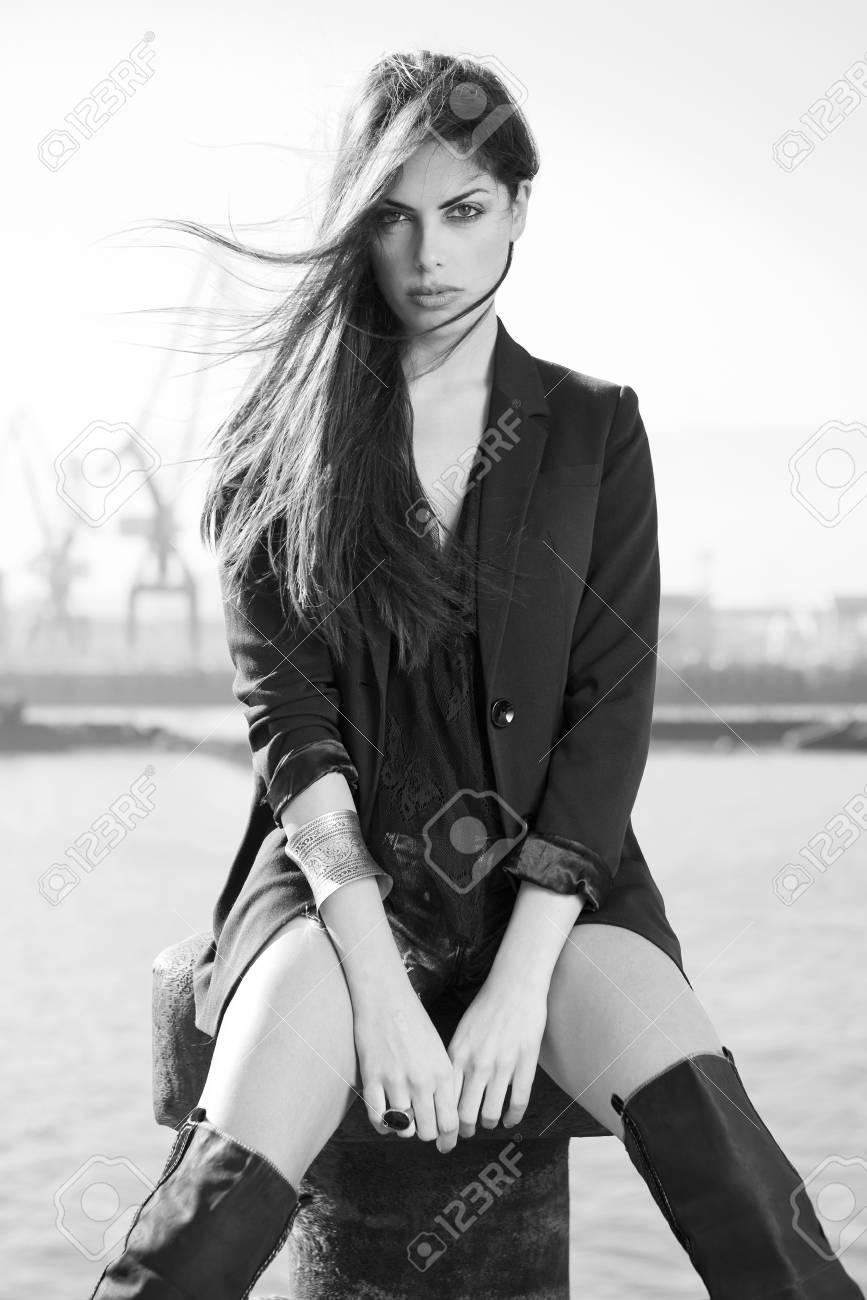 クールな服を着てファッション女性のイメージ の写真素材 画像素材 Image