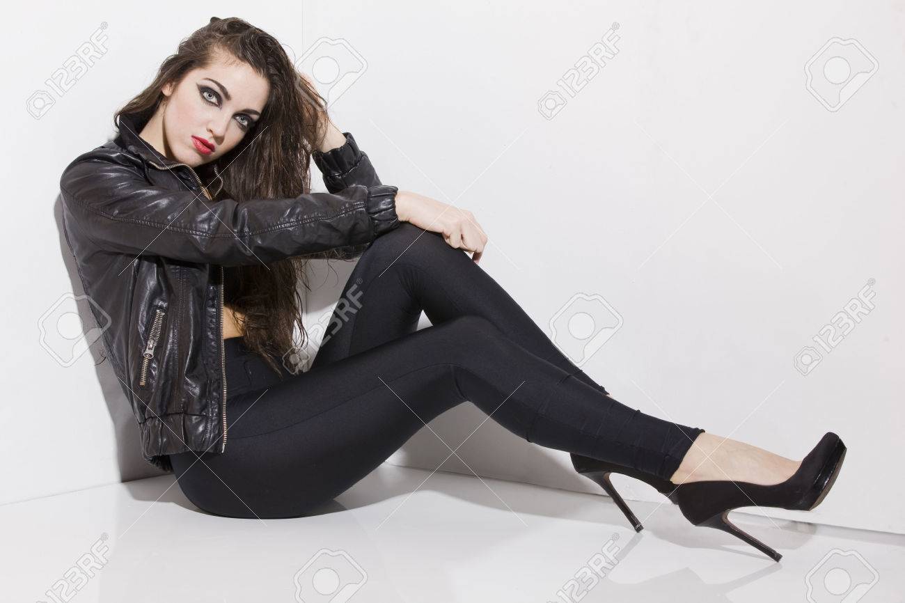 クールな服を着てファッション女性のイメージ の写真素材 画像素材 Image