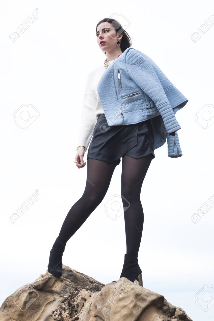 クールなデザイナー ブランドの洋服を着ているファッション女性のイメージ の写真素材 画像素材 Image