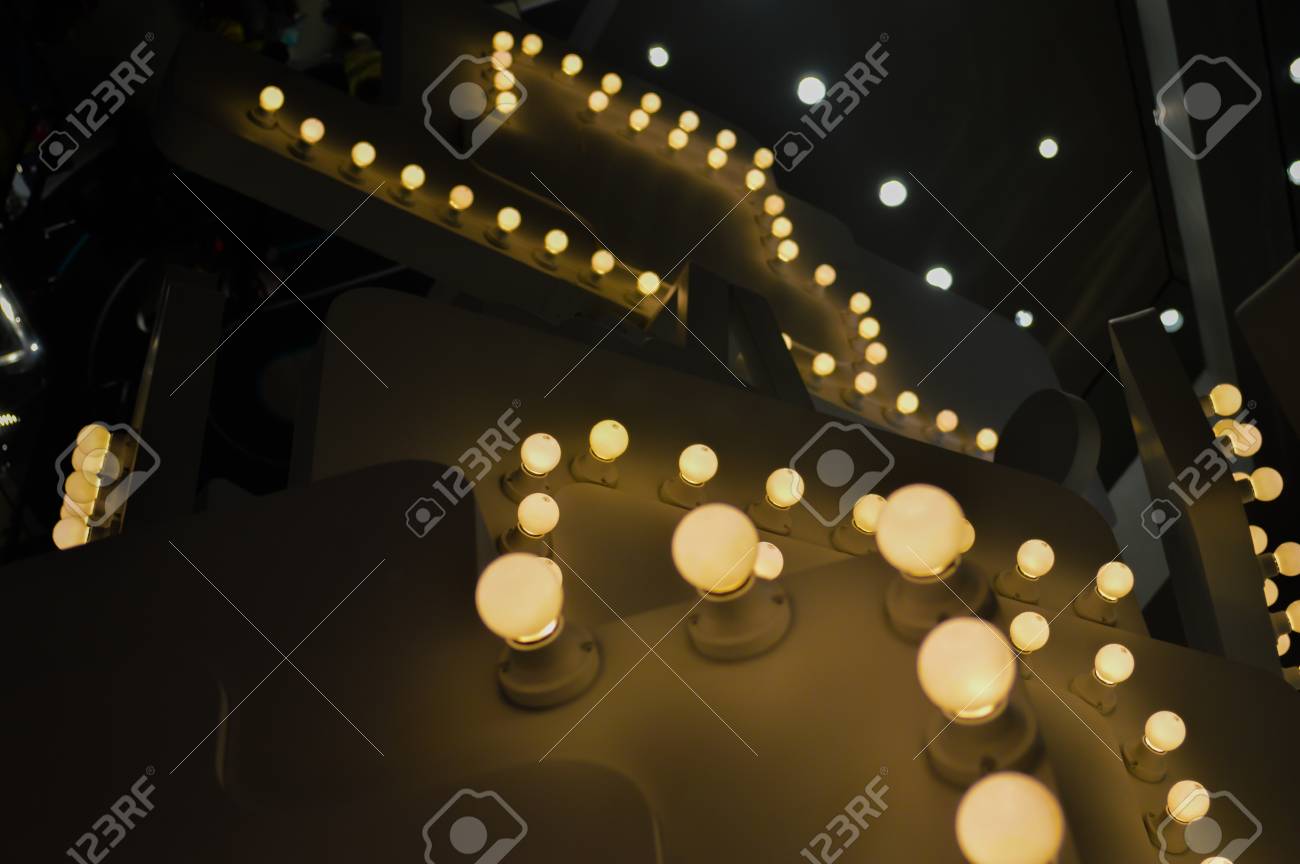 暗い場所で電球 の写真素材 画像素材 Image