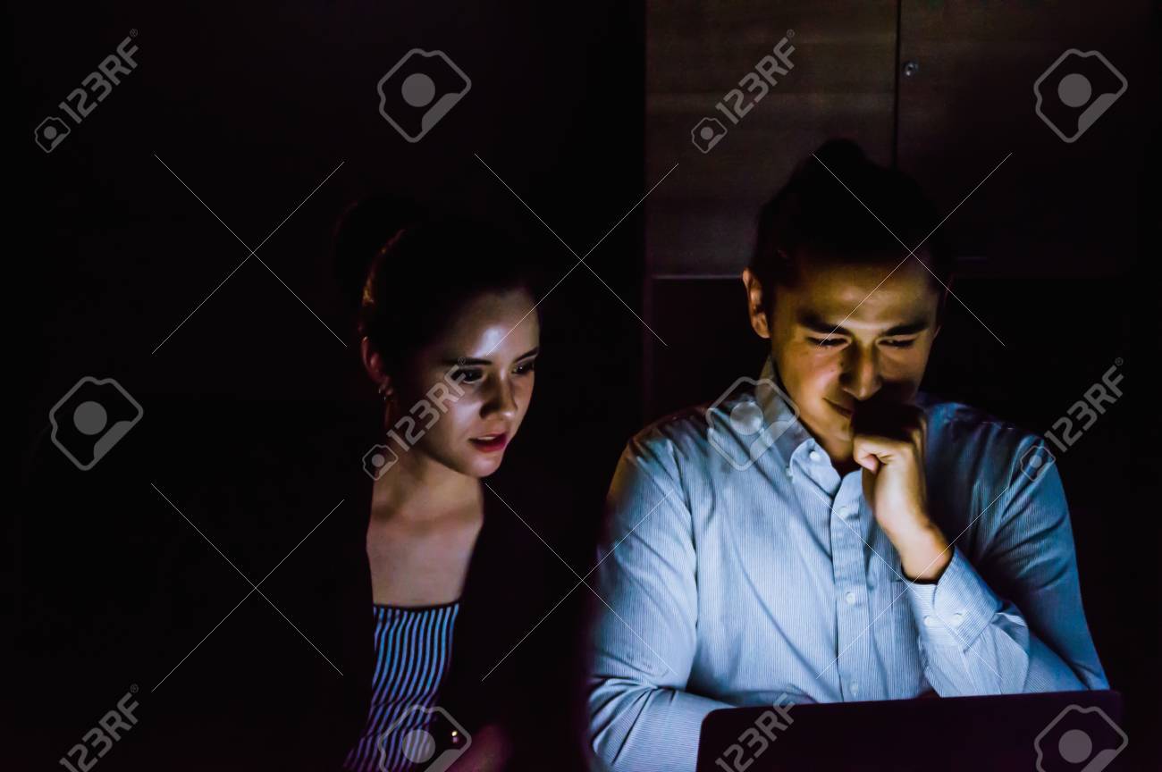 Hommes D Affaires Travaillant Des Heures Supplementaires Dans La Nuit Au Bureau