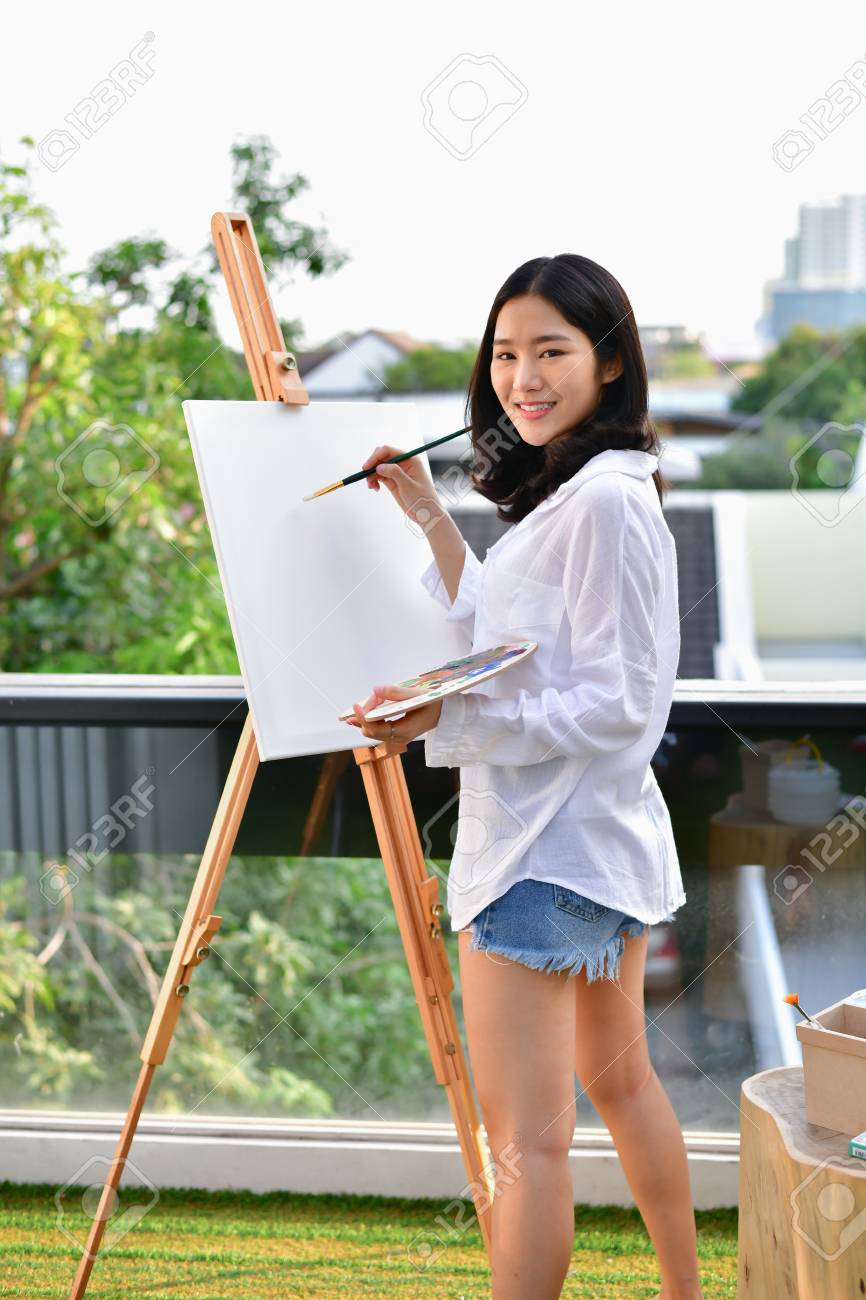 Concept Artist Beautiful Girl. Beautiful Women Are Creating Art. Beautiful  Woman Is Painting Happily. Young Artist Painting Outside The House. Stock  Photo, Picture and Royalty Free Image. Image 96128155., image size:866x1300
