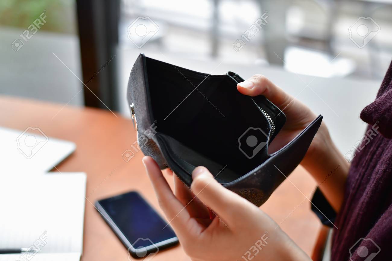 Bankrupt Business Concepts. Beautiful businesswoman was shocked when opening a wallet. Young businessmen have no money and are bankrupt. - 98958363 Bankrupt Business Concepts. Beautiful businesswoman was shocked when opening a wallet. Young businessmen have no money and are bankrupt. - 98958363