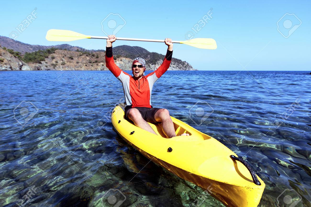 Reisen Mit Dem Kanu Auf Dem Meer An Einem Sonnigen Lizenzfreie Fotos Bilder Und Stock Fotografie Image
