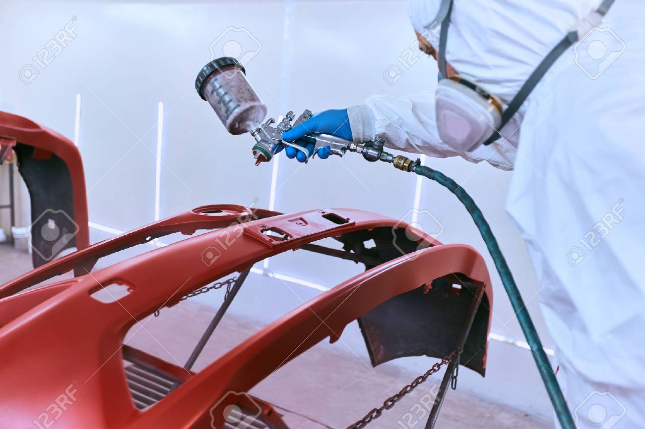 車のバンパーを塗装サービスの赤 の写真素材 画像素材 Image