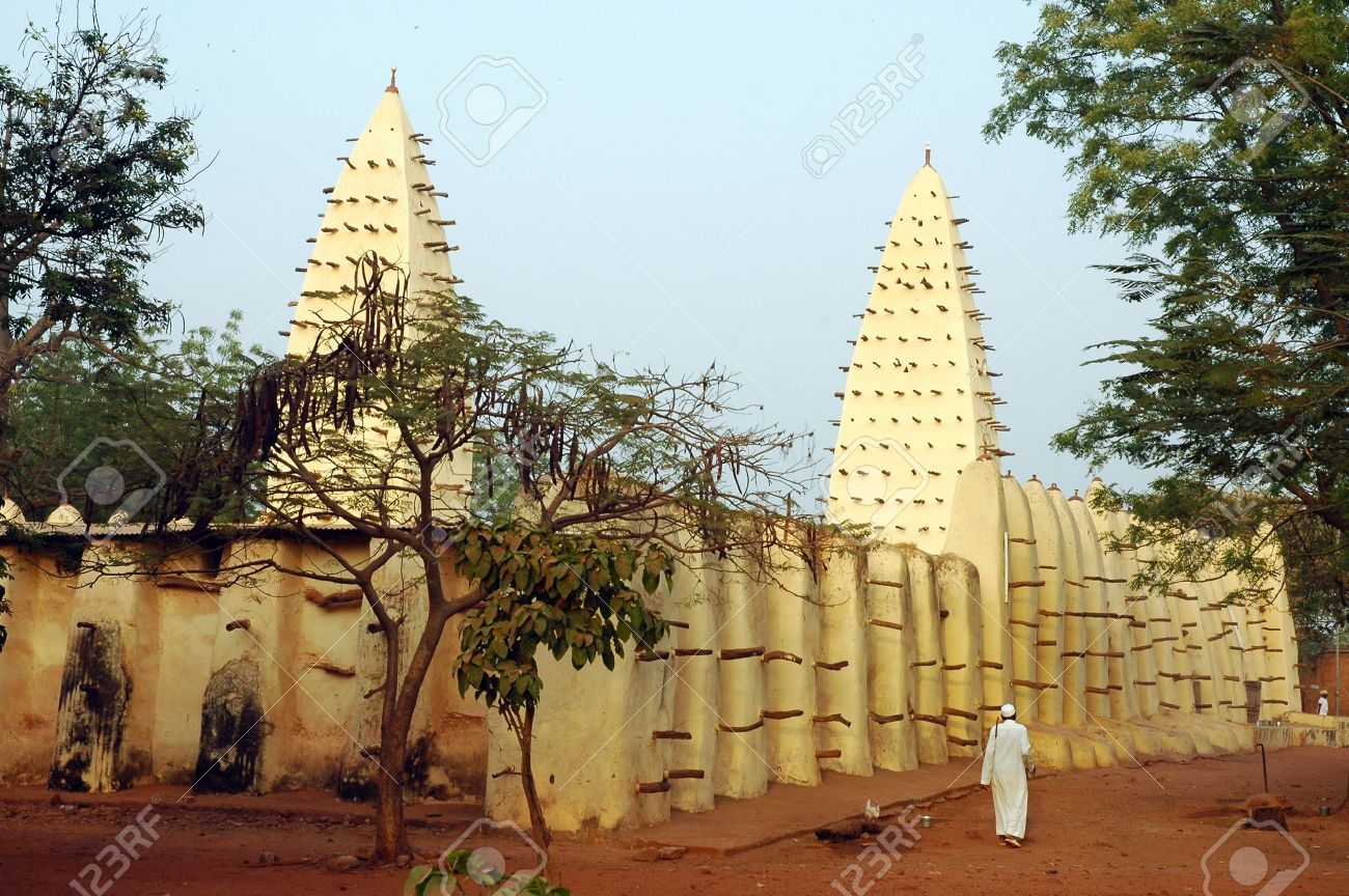 イスラム教徒の男性とボボ Dioulasso で泥のモスク の写真素材 画像素材 Image 398