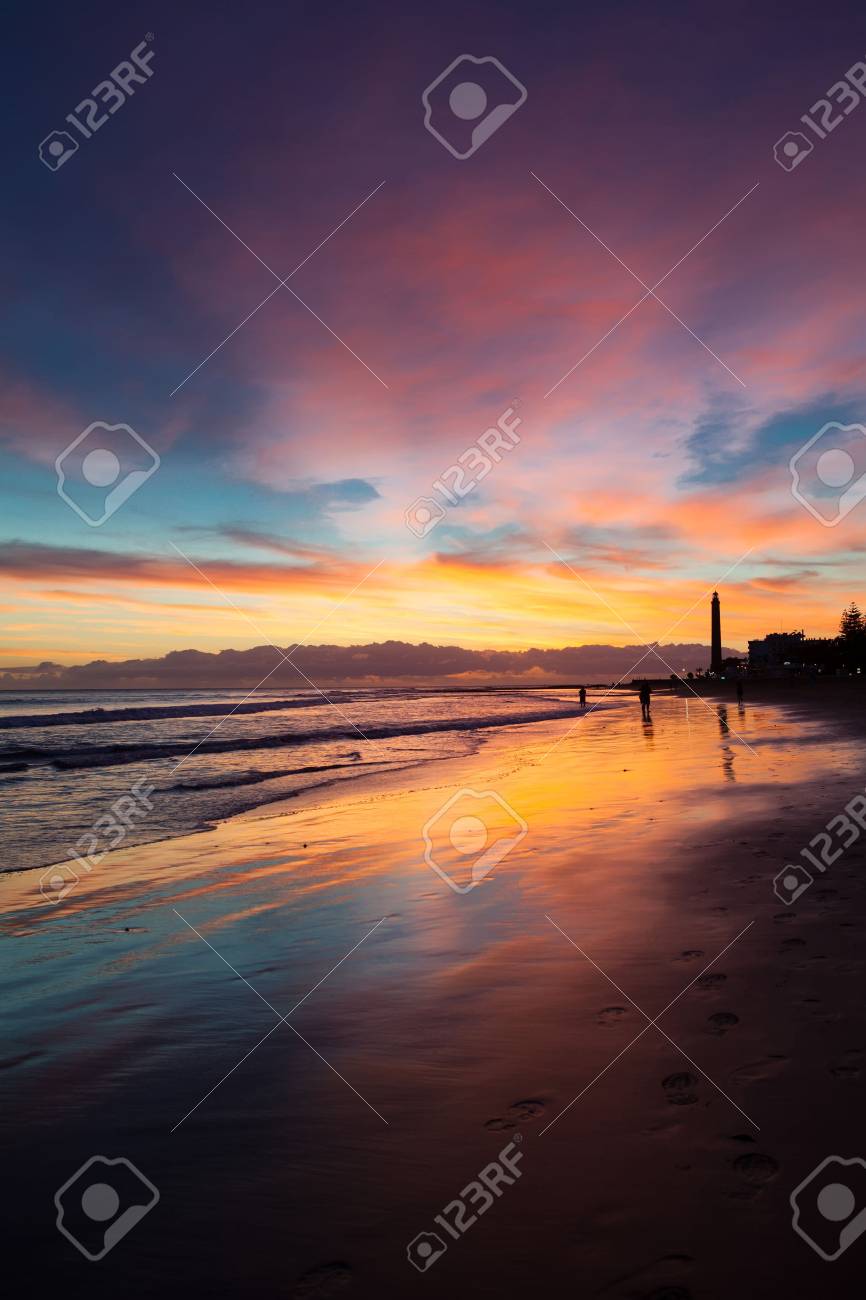 Schone Strand Und Leuchtturm Bei Sonnenuntergang Auf Der Insel