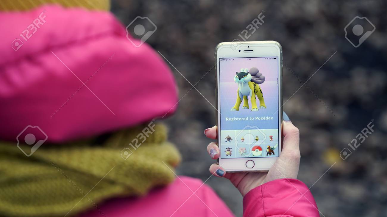 サマーラ, ロシア - 2017 年 11 月 28 日: 女性演奏ポケモンは彼の