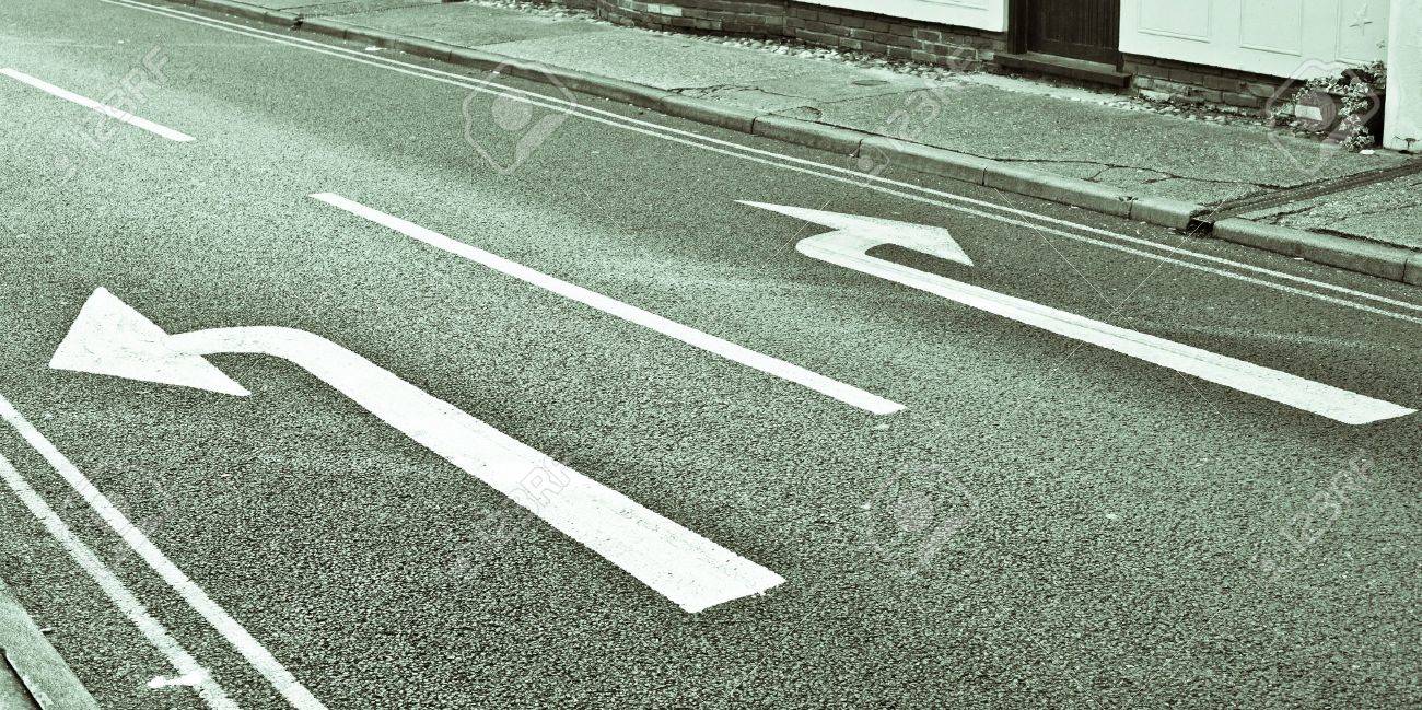 Left and right road arrows in black and white - 15996287 Left and right road arrows in black and white - 15996287