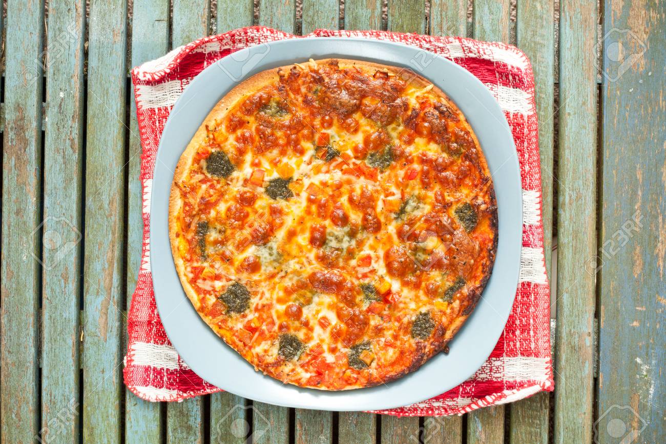 新鮮なチーズとトマトのピザ皿の上 の写真素材 画像素材 Image