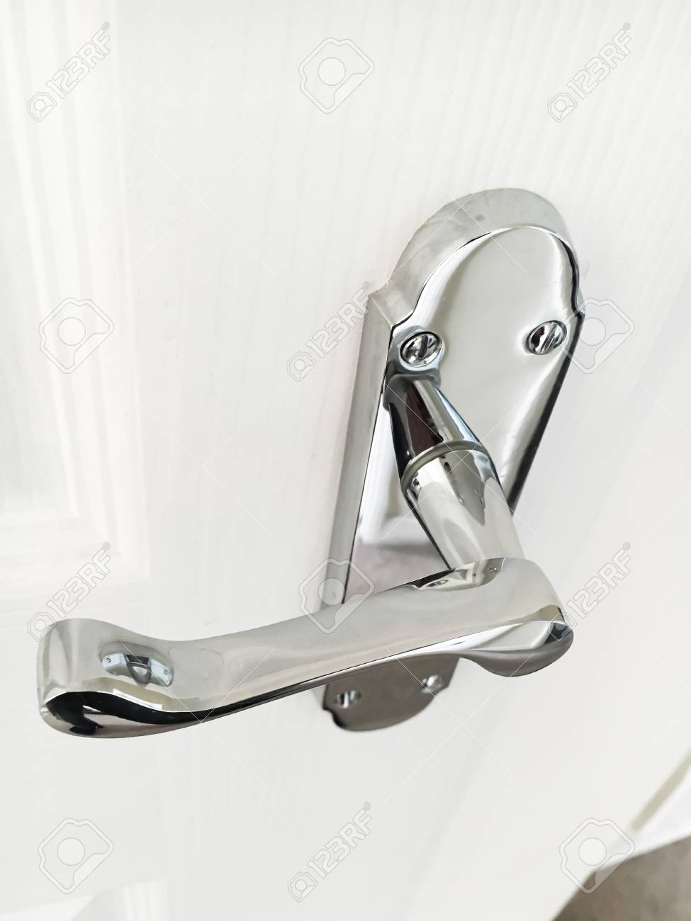 家の中のモダンなクローム仕上げのドア ハンドル の写真素材 画像素材 Image