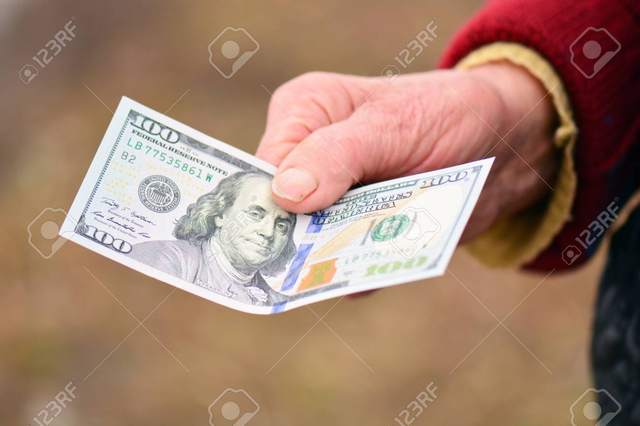 A Velha Senhora Esta Segurando Dinheiro Na Mao Dela Fotos Retratos Imagenes Y Fotografia De Archivo Libres De Derecho Image 74709085