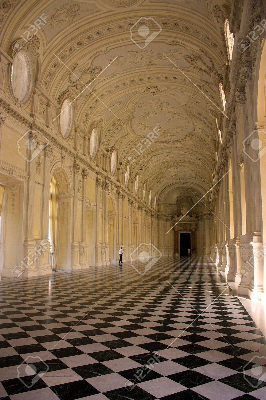 12468748-gro%C3%9Fer-saal-im-schloss-mit-karierten-boden.jpg