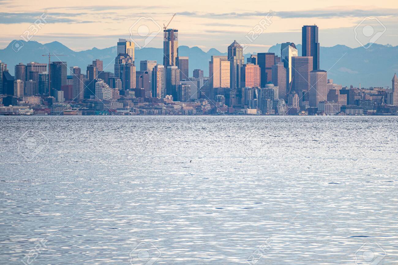 夕日からの輝きのあるベインブリッジ島の海岸線 の写真素材 画像素材 Image