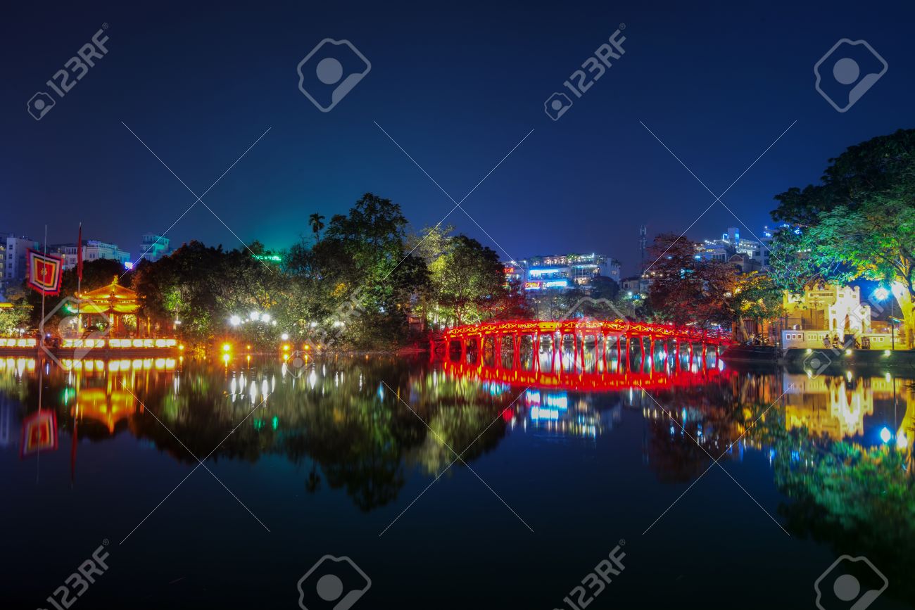 ベトナム ハノイの夜ホアンキエム湖 の写真素材 画像素材 Image