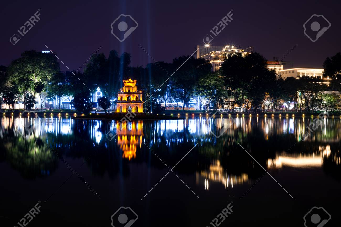 ベトナム ハノイの夜ホアンキエム湖 の写真素材 画像素材 Image