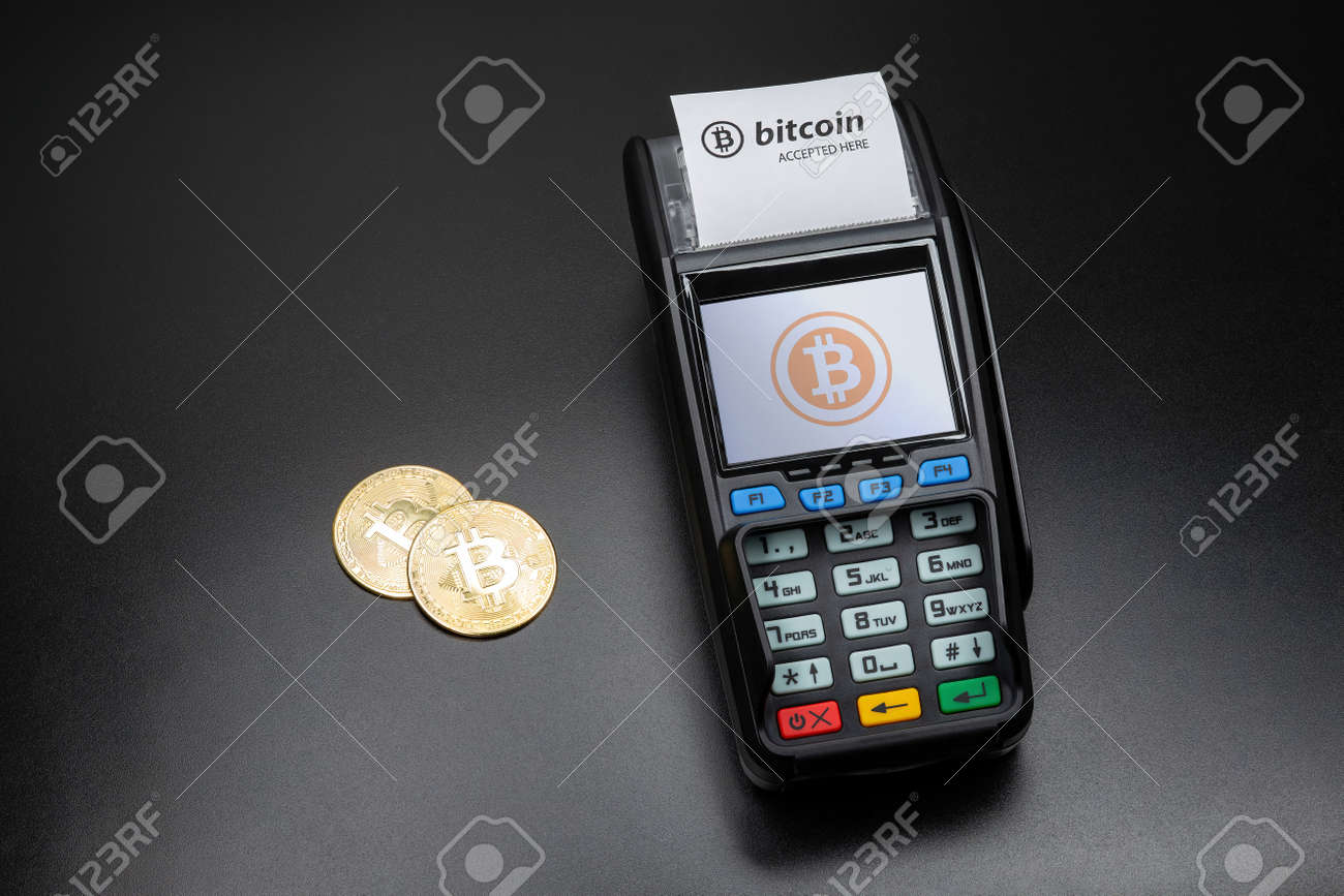 Terminal De Pago Listo Para Aceptar Bitcoins Para El Pago. Hay Monedas De  Bitcoin De Oro En La Mesa Negra Cercana Fotos, retratos, imágenes y  fotografía de archivo libres de derecho. Image