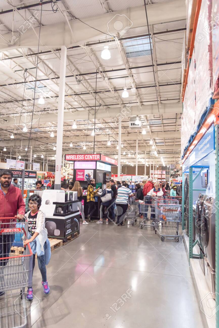 미국 텍사스주 루이스빌 - 2019년 11월 29일: 코스트코의 전자 부서 및 무선 센터에서 바쁜 고객이 블랙 프라이데이 쇼핑 벤트에서  특별 거래를 검색하고 구매합니다. 로열티 무료 사진, 그림, 이미지 그리고 스톡포토그래피. Image 137709650