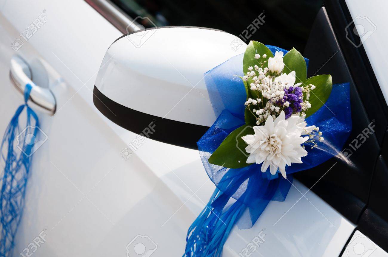 Wedding Car Decoration With Flowers And Ribbons Stock Photo ...