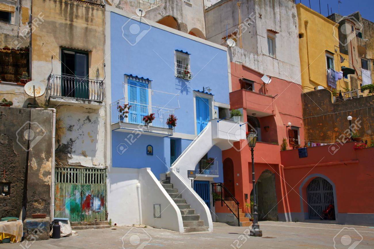 イタリア ナポリ 地中海の美しい島 プローチダ カラフルな家します の写真素材 画像素材 Image