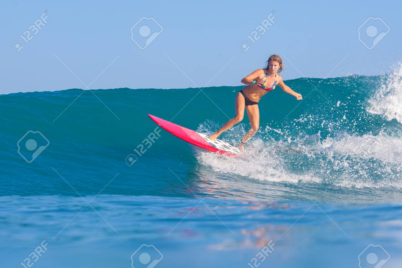 Surfer Madchen Surft Eine Welle Im Indischen Ozean Lizenzfreie Fotos Bilder Und Stock Fotografie Image
