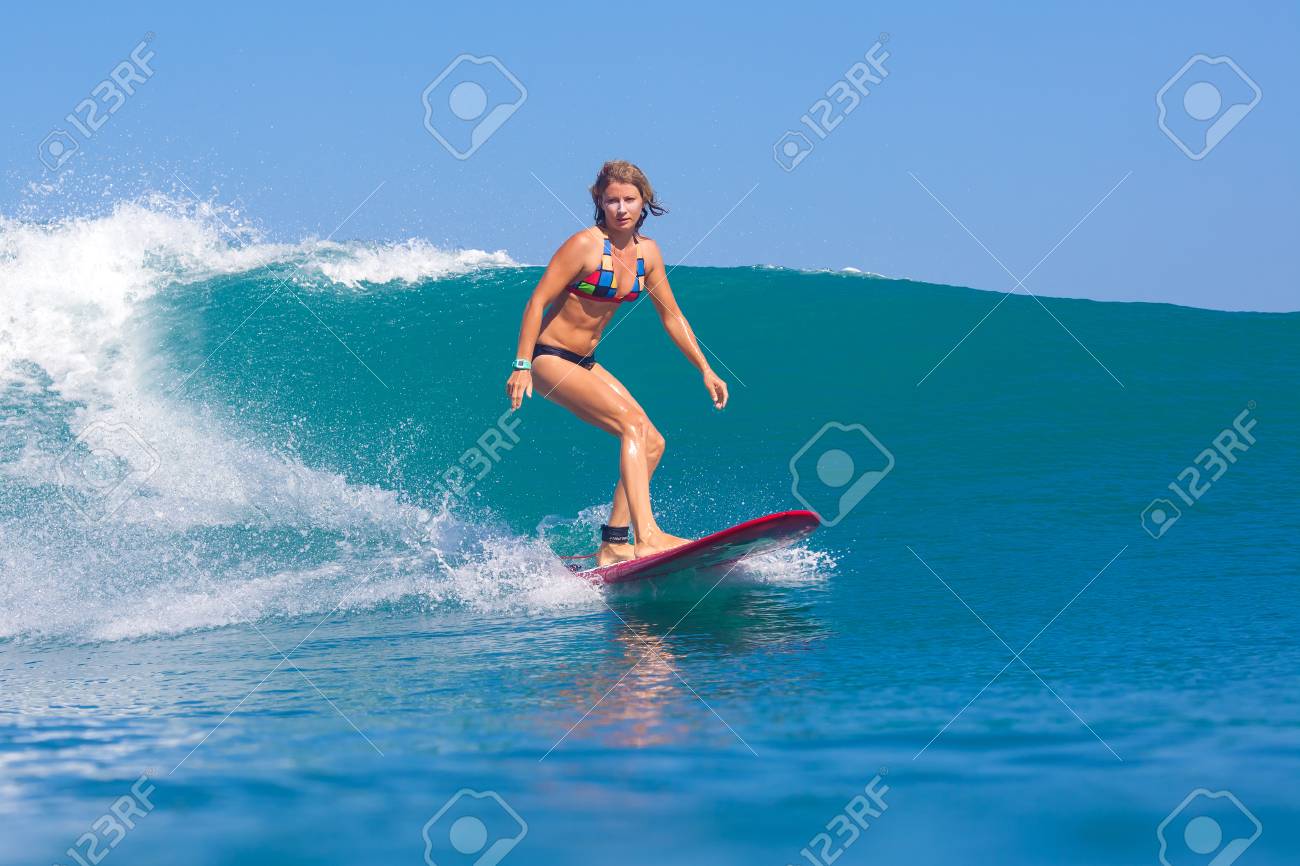 サーファーの女の子は インド洋の波をサーフィンします の写真素材 画像素材 Image